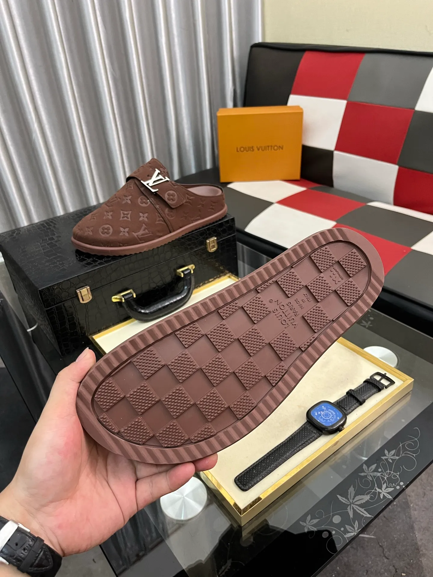 Men's shoes 💰380⌚️⌚️2025 new men's casual sandals and slippers, made of suede cow leather, with Monogram pattern to highlight the trendy style. Adjustable straps illuminated with LV letters, while a resilient insole and micro outsole provide lightweight comfort. Made of suede cow leather with embossed Monogram pattern and brand element metal hardware✅Adjustable straps➕Tough insole‼ ️Micro outsole. Comfortable and easy to wear‼ ️size: 38-446️⃣Colors available